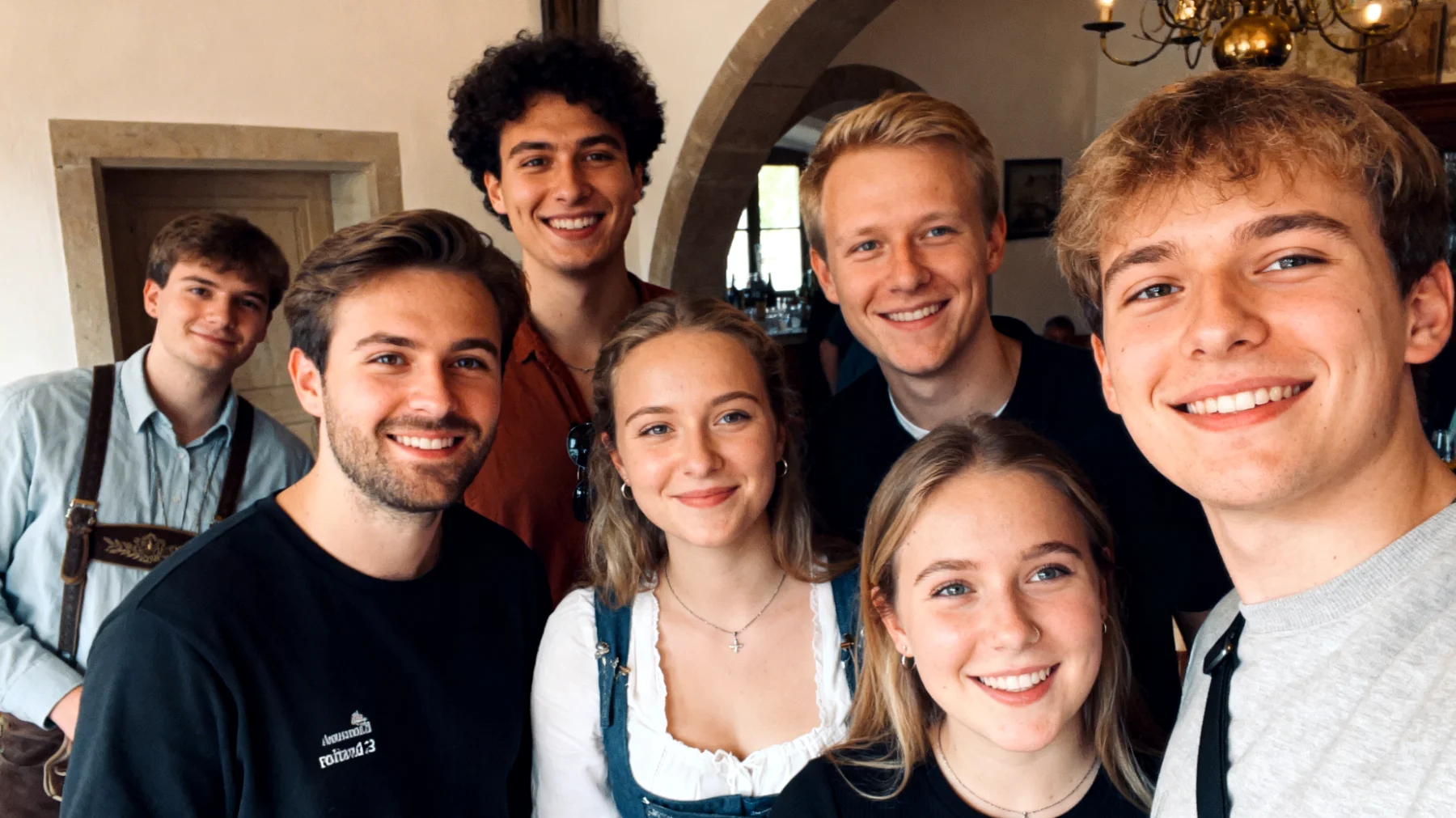 Der Großvater bemerkt, dass sein Teenager-Enkel täglich stundenlang mit dem Smartphone, Videospielen und sozialen Netzwerken verbringt – oft bis spät in die Nacht. Die gemeinsame Zeit wird immer seltener, Gespräche kaum noch geführt. Der Großvater fühlt sich hilflos und versteht diese digitale Welt nicht, möchte aber den Kontakt zum Enkel nicht verlieren."