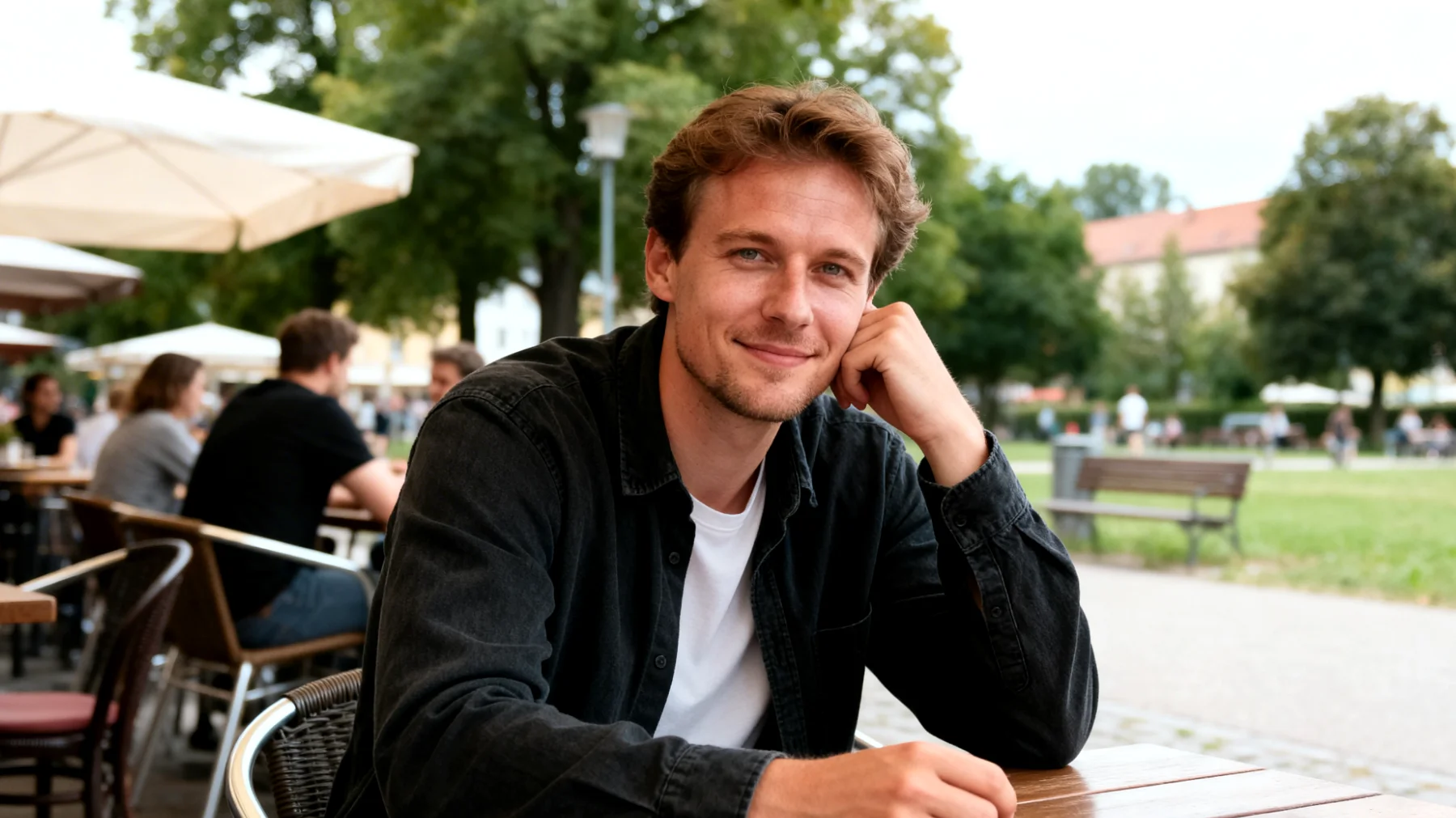 Der Großvater beobachtet mit wachsender Sorge, dass sein junges Enkelkind soziale Medien auf eine falsche und potenziell gefährliche Weise nutzt – es teilt persönliche Informationen mit Fremden, nimmt an riskanten Online-Challenges teil und ist anfällig für unangemessene Inhalte. Der Großvater fühlt sich technologisch überfordert und weiß nicht, wie er das Thema ansprechen soll, ohne das Vertrauen des Kindes zu verlieren oder als altmodisch abgestempelt zu werden."